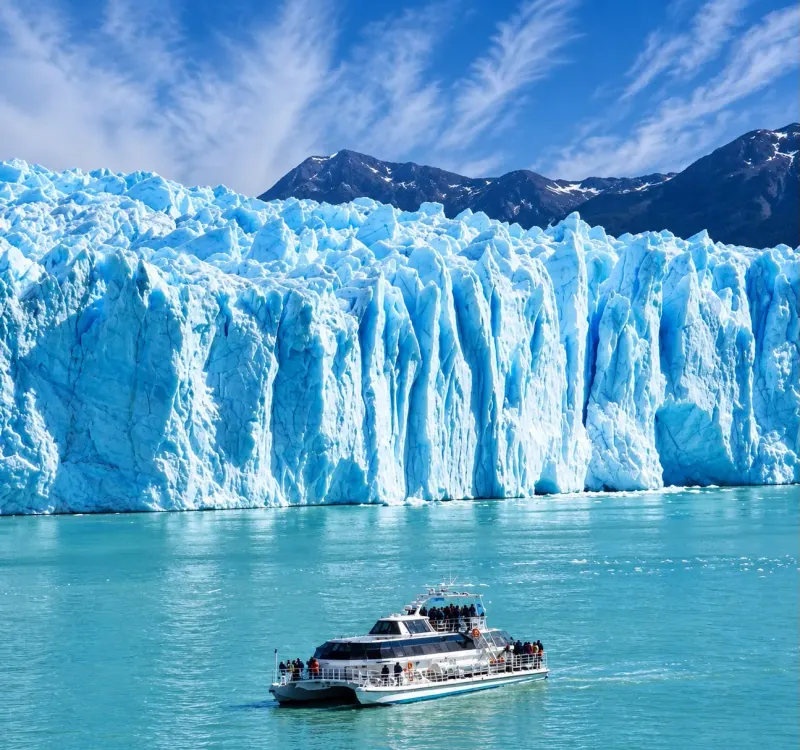 Catamarán navegando frente a la pared del Glaciar Perito Moreno