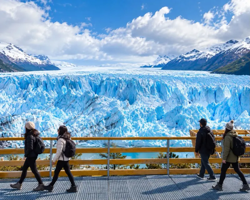 Viajeros caminando por las pasarelas frente al Glaciar Perito Moreno