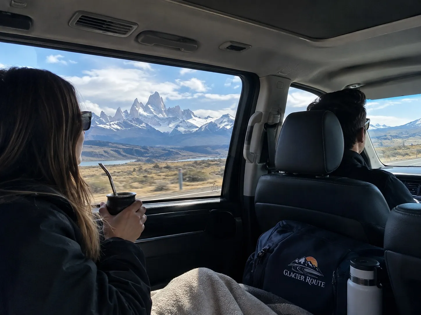 Viajera mirando el cerro Fitz Roy por la ventanilla, camino a El Chaltén