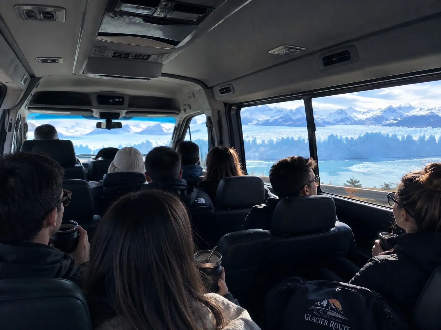 Viajeros tomando mate en la camioneta de Glacier Route, frente al Glaciar Perito Moreno